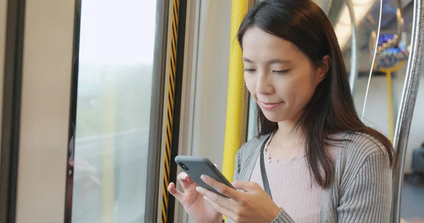 Женщина Помощью Мобильного Телефона Поезде — стоковое фото