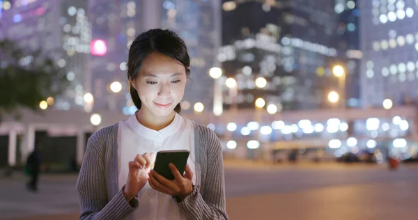 Mujer Negocios Usando Teléfono Móvil Por Noche — Foto de Stock