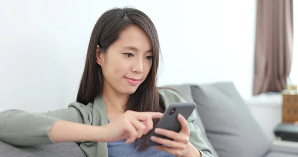 Young Woman Using Smartphone Home — Stock Photo, Image