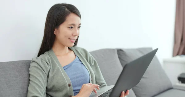 Huisvrouw Bezig Met Laptopcomputer Thuis — Stockfoto