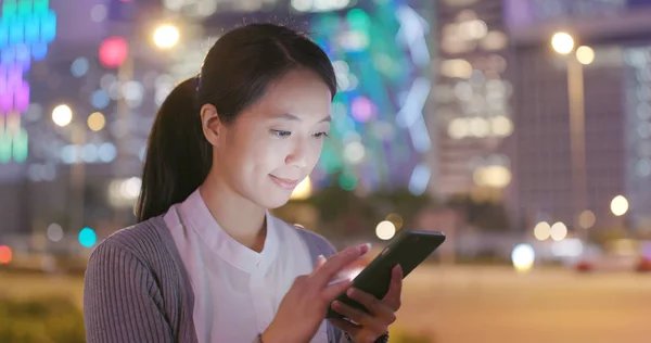 Mujer Trabajo Teléfono Inteligente Por Noche — Foto de Stock