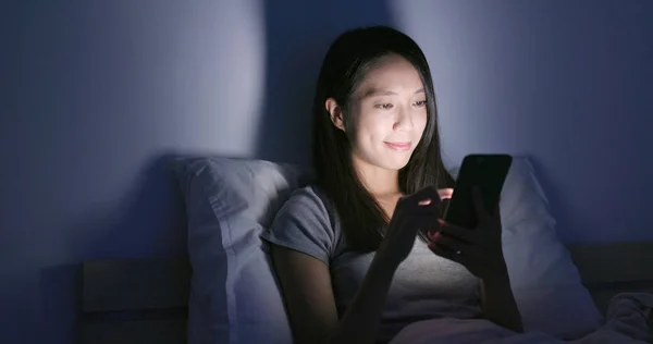 Wanita Muda Menggunakan Smartphone Rumah Malam Hari — Stok Foto