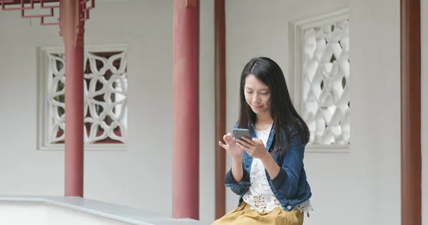 Chinese Woman Using Smartphone Garden — Stock Photo, Image