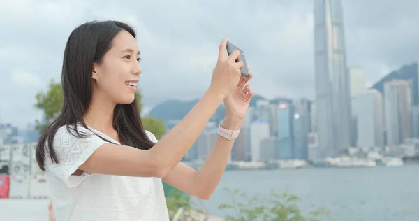 Femme Prenant Des Photos Avec Téléphone Portable Hong Kong — Photo