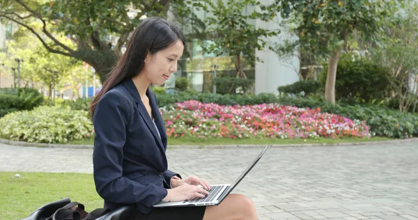 Hong Kong dizüstü bilgisayar kullanarak genç iş kadını