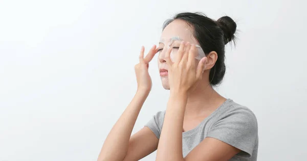 Mulher Aplicar Máscara Papel Massagear Rosto — Fotografia de Stock
