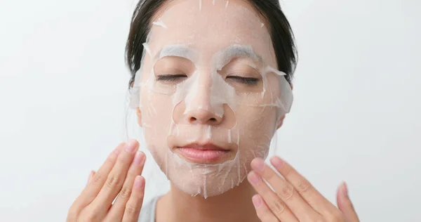 Kadın Yüzüne Kağıt Maske Sayfasını Uygulamak — Stok fotoğraf