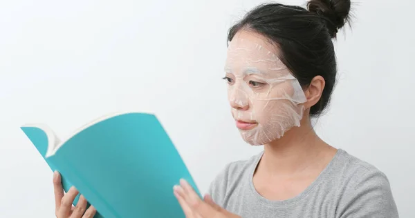 Mujer Aplicar Máscara Papel Leer Libro — Foto de Stock