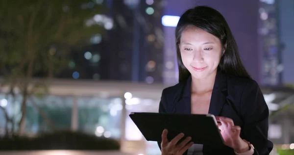 Geceleri Tablet Bilgisayar Kullanarak Kadını — Stok fotoğraf