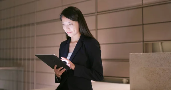 사업가가 밤에는 태블릿 컴퓨터로 일한다 — 스톡 사진