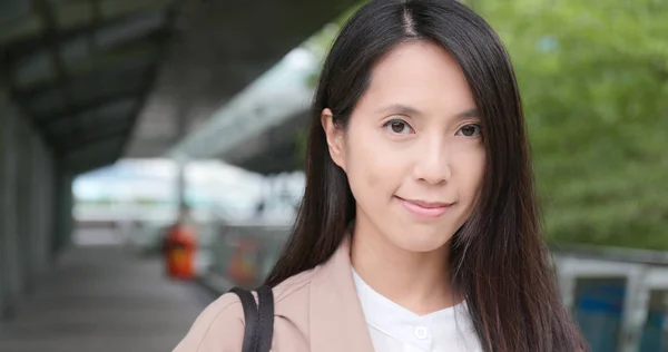 Asiatische Frau Lächelt Die Kamera — Stockfoto