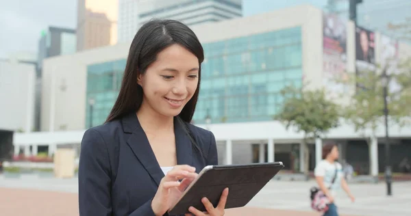 Asijské Podnikatelka Práce Notebooku Městě Hong Kong — Stock fotografie