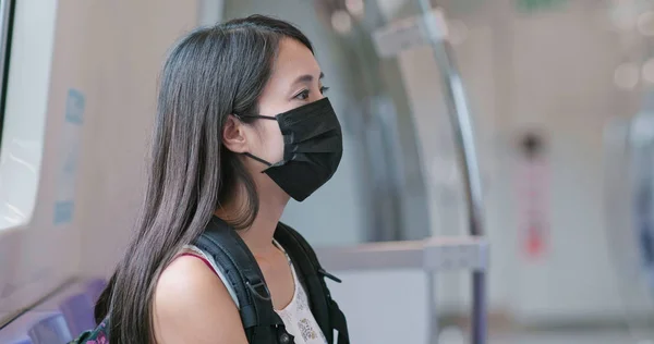 Mujer Usando Máscara Protectora Tomando Tren — Foto de Stock