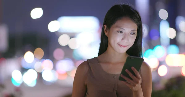 Mulher Usando Smartphone Noite — Fotografia de Stock