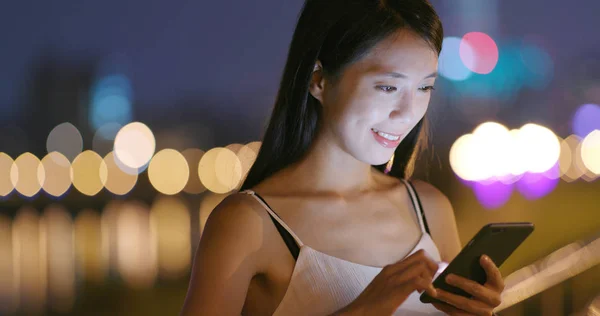 Mujer Usando Smartphone Por Noche — Foto de Stock