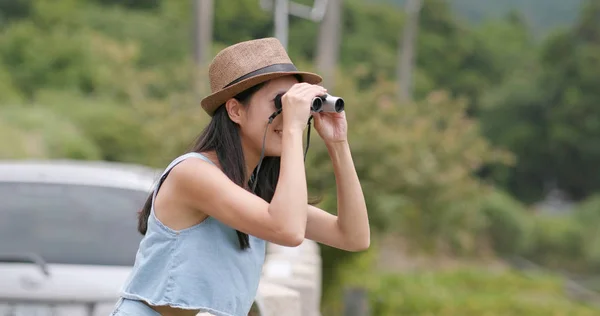 Frau Reist Mit Ihrem Auto Und Schaut Durch Das Fernglas — Stockfoto