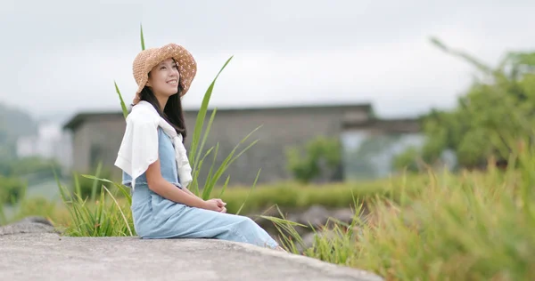 Travel Woman Enjoy Viewing Natural Landscape Outdoor — Stock Photo, Image