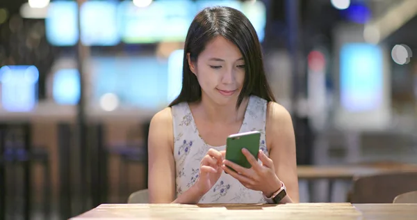 Mulher Usando Smartphone Dentro Restaurante — Fotografia de Stock