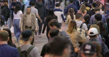 Causeway Bay, Hong Kong - 17 Mart, 2018: insanlar karşıdan karşıya geçerken geceleri Hong Kong 