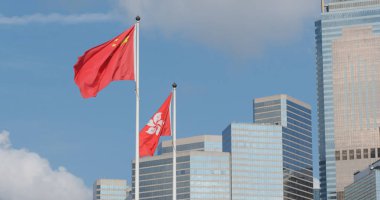 Merkez, Hong Kong - 10 Nisan, 2018: iş ofis kuleleri Hong Kong ve Çin bayraklarıyla