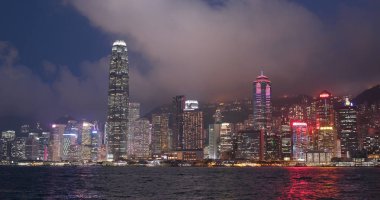 Victoria Harbor, Hong Kong - 13 Nisan, 2018: Hong Kong manzarası, gece 