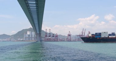 Kwai Tsing, Hong Kong - 02 Mayıs, 2018: Kwai Tsing konteyner terminali ve taşçı Köprüsü