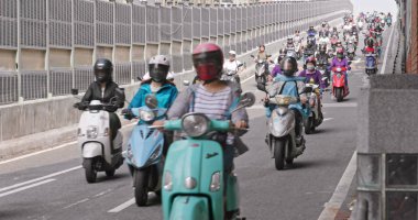 Dihua Street, Taipei city - 27 Mayıs, 2018: Tayvanlı kişi binmek motosiklet Taipei köprü rampa üzerinde