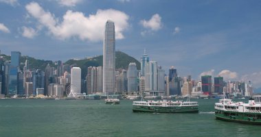 Victoria Harbour, Hong Kong - 13 Nisan, 2018: Hong Kong kentsel şehir manzarası güneşli gün