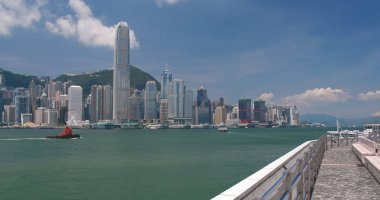 Victoria Harbour, Hong Kong - 13 Nisan, 2018: Hong Kong kentsel şehir manzarası güneşli gün
