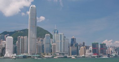 Victoria Harbour, Hong Kong - 13 Nisan, 2018: Hong Kong kentsel şehir manzarası güneşli gün