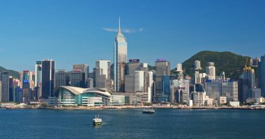 Victoria Harbour, Hong Kong - 13 Nisan, 2018: Hong Kong kentsel şehir manzarası güneşli gün