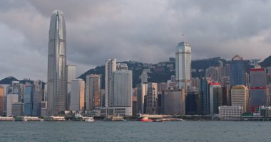 Victoria Harbour, Hong Kong - 13 Nisan, 2018: Hong Kong şehir manzarası 