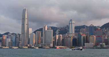 Victoria Harbour, Hong Kong - 13 Nisan, 2018: Hong Kong şehir manzarası 