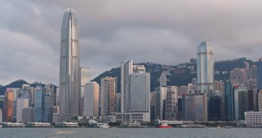 Victoria Harbour, Hong Kong - 13 Nisan, 2018: Hong Kong şehir manzarası 