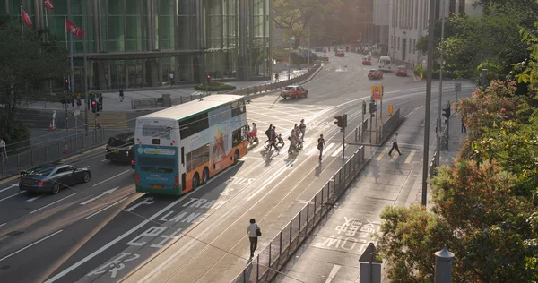 Merkez, Hong Kong - 04 Nisan, 2018: Hong Kong sunset altında yol geçiş insanlar 