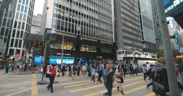 Central Hong Kong Abril 2018 Pessoas Atravessando Estrada Trânsito Paisagem — Fotografia de Stock