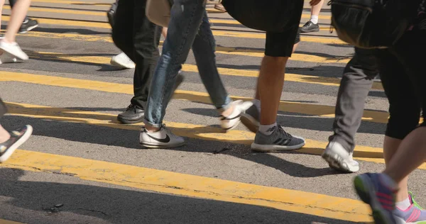 Mong Kok Hong Kong Junho 2018 Pessoas Atravessando Estrada — Fotografia de Stock