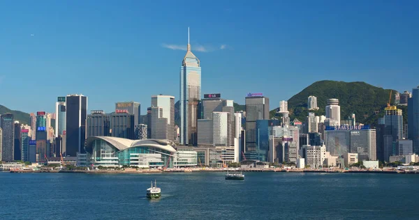 Victoria Harbour, Hong Kong - 13 Nisan, 2018: Hong Kong kentsel şehir manzarası güneşli gün