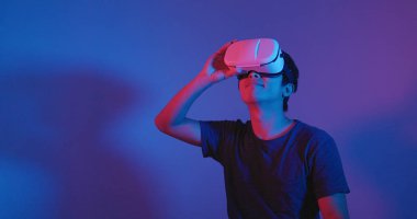 VR aygıtla izleyen adamım 