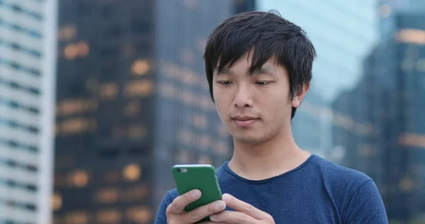 Hombre Mira Teléfono Inteligente Parque Aire Libre — Foto de Stock