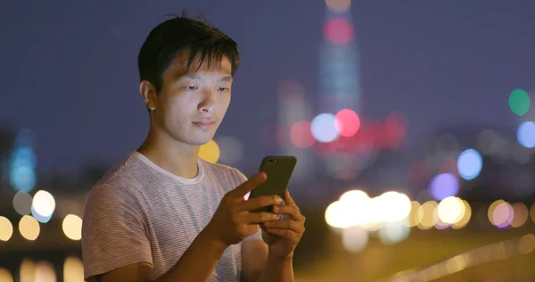 Asiático Hombre Usando Móvil Noche — Foto de Stock