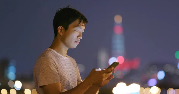 Hombre Usando Teléfono Celular Por Noche —  Fotos de Stock