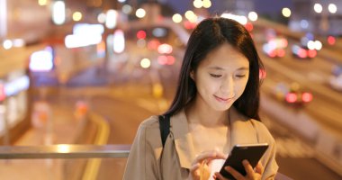 Cep telefonu kullanarak şehirde geceleri işkadını 