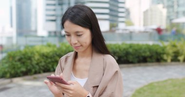 Asyalı kadın cep telefonu kullanarak