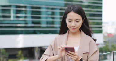 Asyalı kadın, açık istimal hareket eden telefon