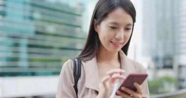 Smartphone, açık kullanan kadın