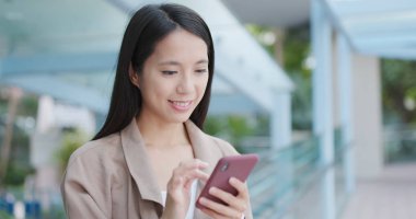 Cep telefonu kullanan kadın