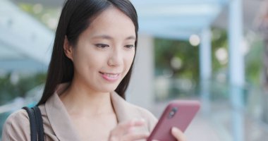 Smartphone için online kullanan kadın