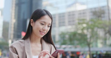 Cep telefonu açık, üzerinde çalışan kadın