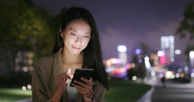 kadın cep telefonu kısa mesaj gönderme